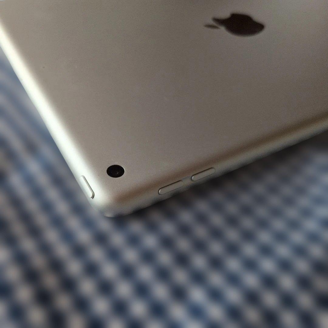 【美品】Apple iPad (第9世代) 64GB Wi-Fi シルバー