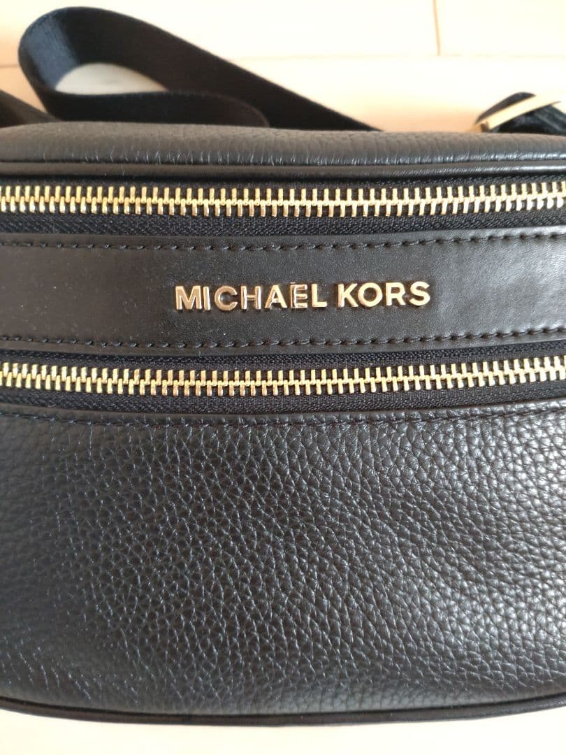 セール中お値下げ不可 MICHAEL KORS ブラック ボディバッグ