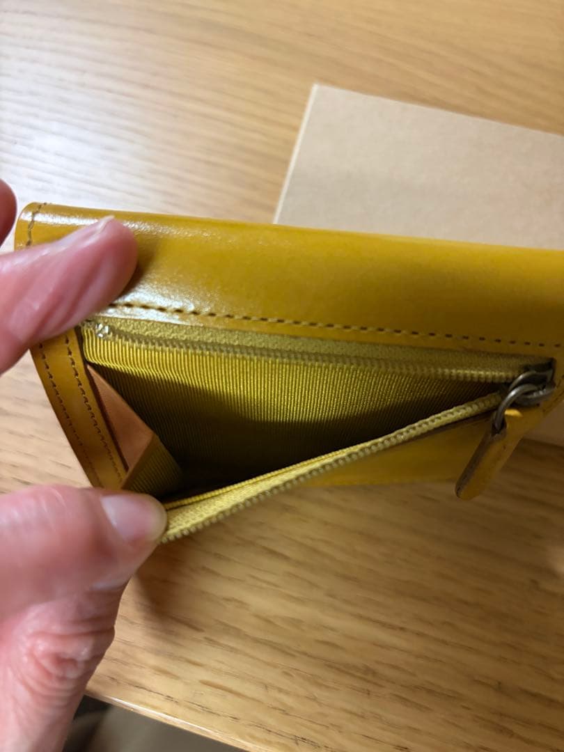 ビースタッフ　二つ折り財布