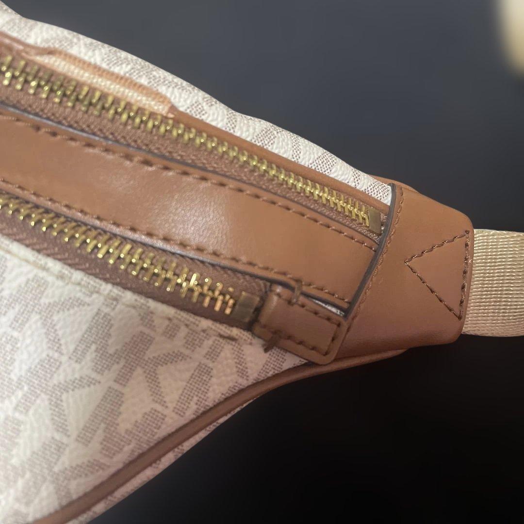 MICHAEL KORS （マイケルコース）ボディバッグホワイト✕ブラウン