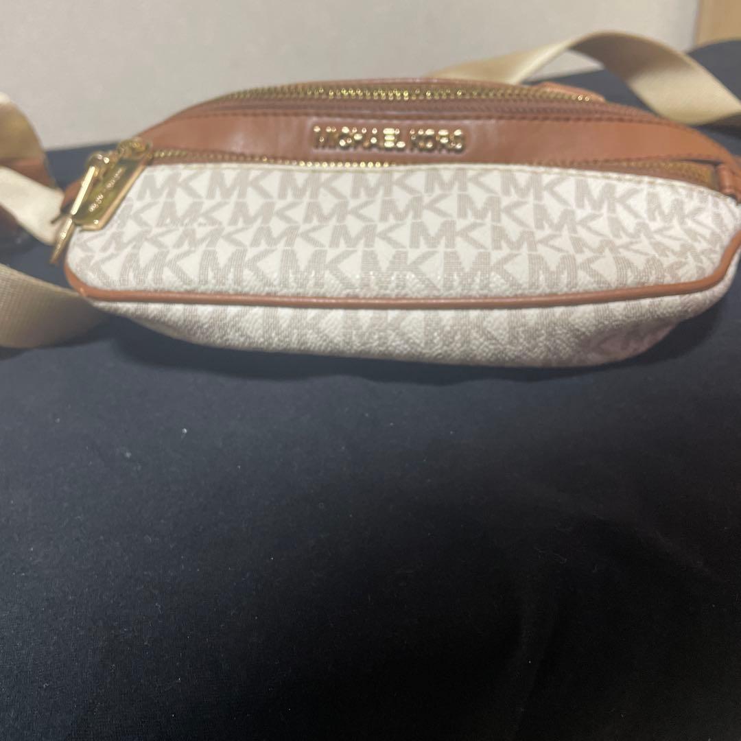 MICHAEL KORS （マイケルコース）ボディバッグホワイト✕ブラウン