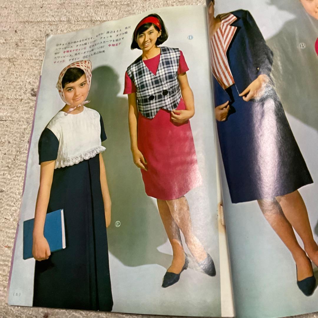 初秋の通学／通勤着。　美しい十代9月号第1付録。昭和40年9月刊。【折れ目あり】