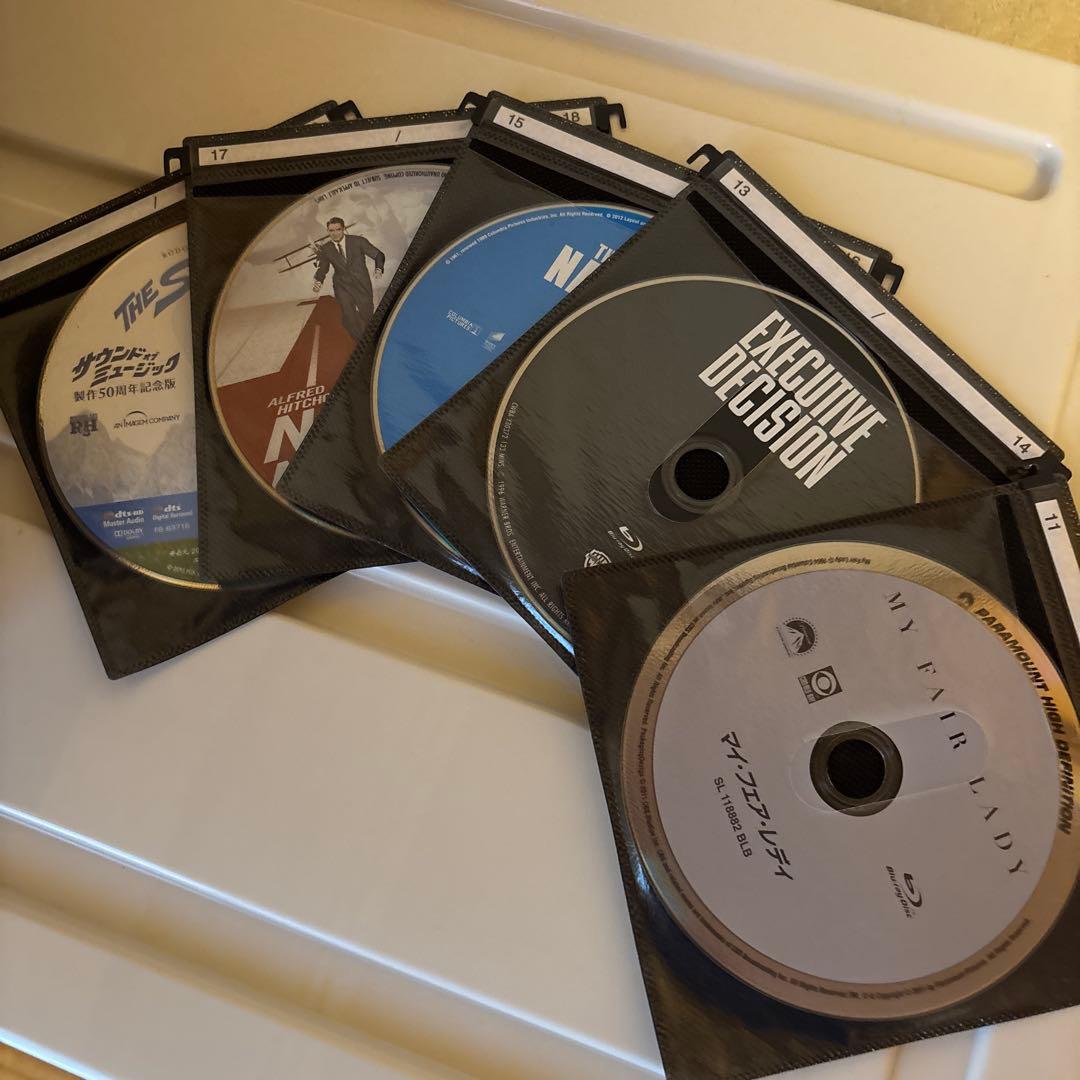DVDディスク収納ケースと映画ディスク