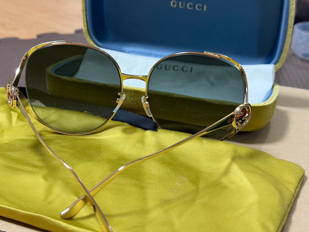 GUCCI サングラス グレー ロゴデザイン 付属ケースあり