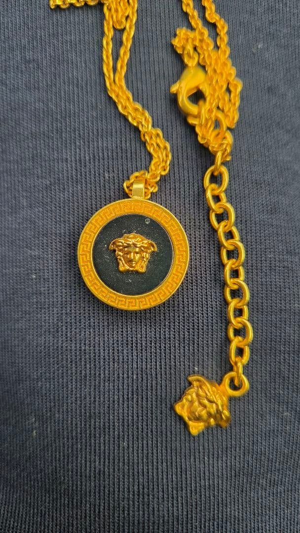 VERSACE ロゴペンダントネックレス