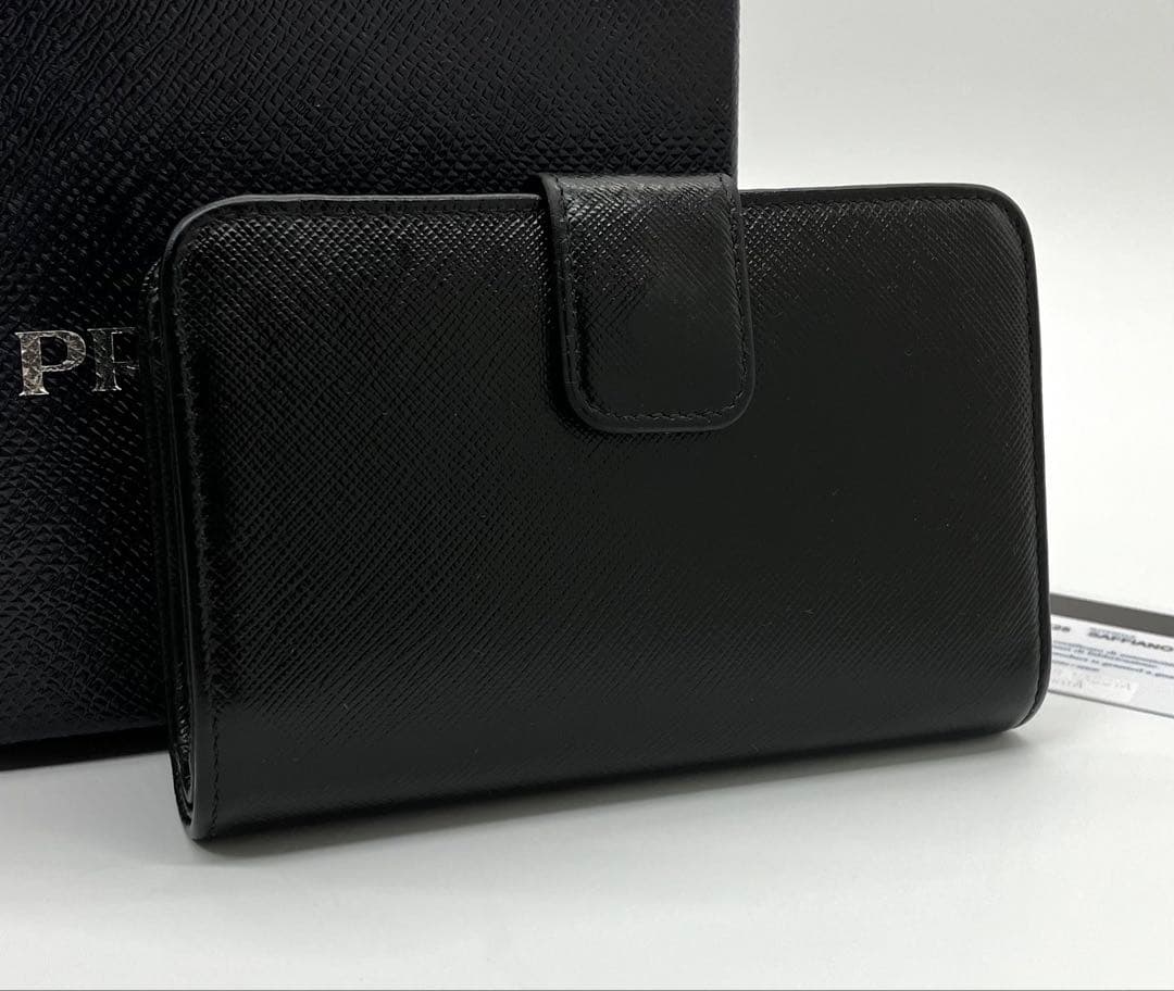 ⭐️ 美品 プラダ サフィアーノ トライアングル 二つ折り財布 ブラック 鑑定済