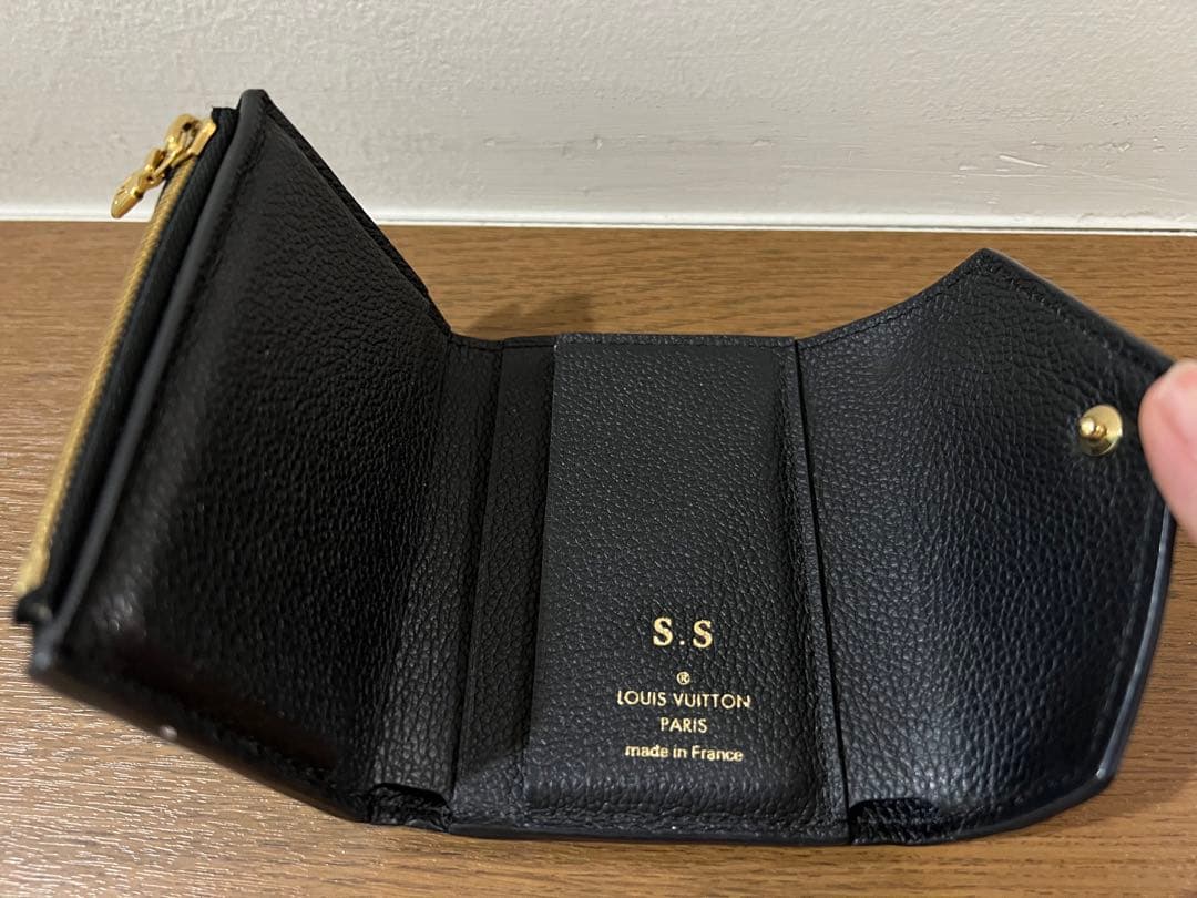 M62935 ポルトフォイユ・ゾエ イニシャル入り