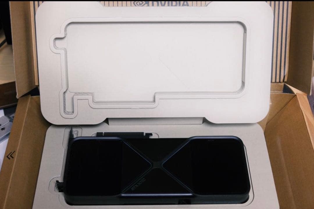 【新古品】Nvidia RTX5090 Founders Edition箱付き