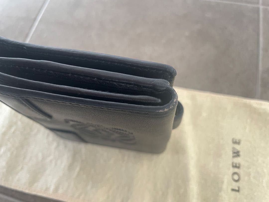 最終SALE【美品】LOEWE黒 レザー 二つ折り財布 エンボスロゴ