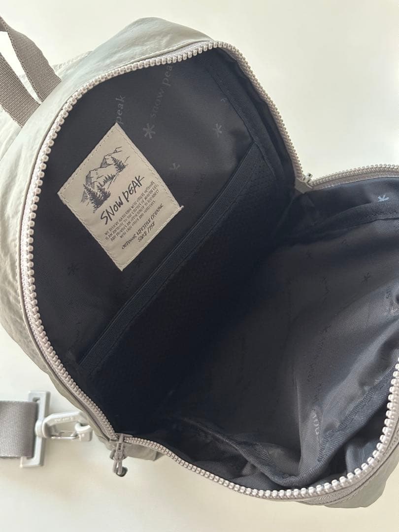 美品　 peak ボディバッグ
