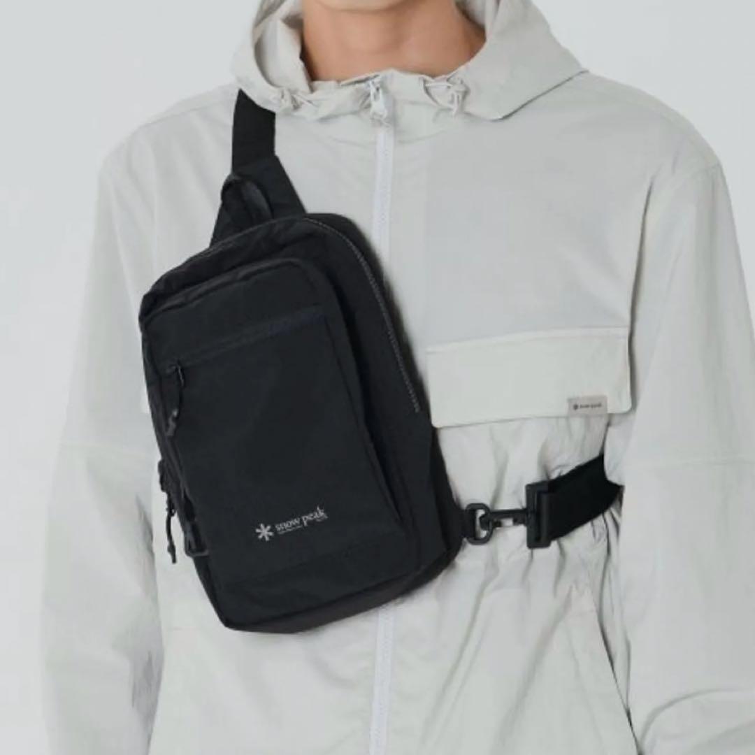 美品　 peak ボディバッグ