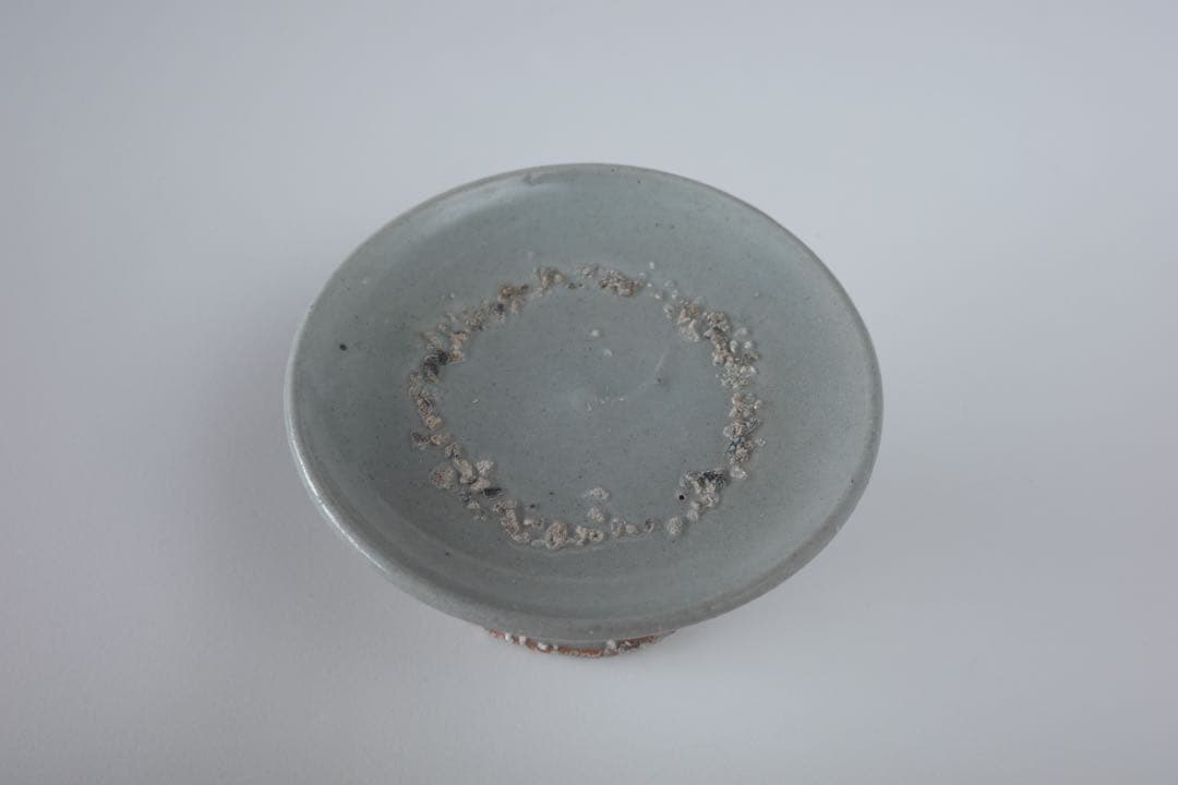 灰青釉 高台皿（磁器質）（李朝祭器系）