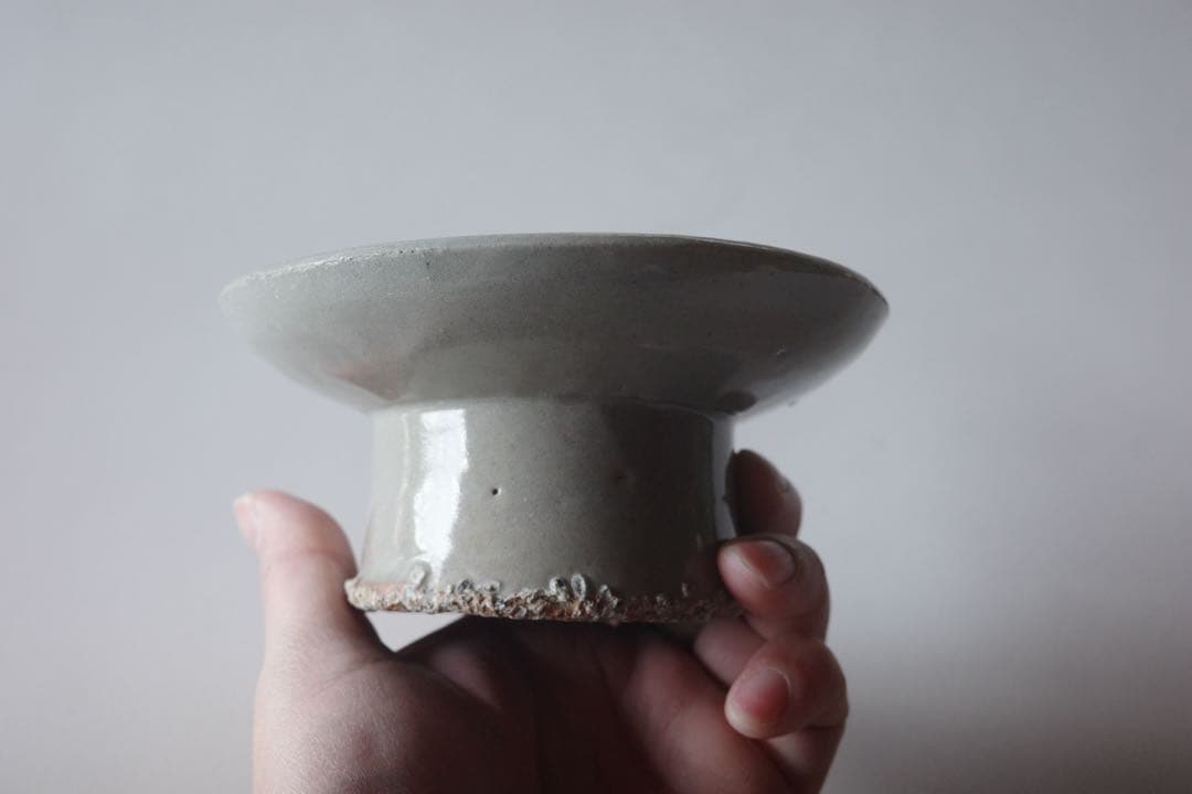 灰青釉 高台皿（磁器質）（李朝祭器系）