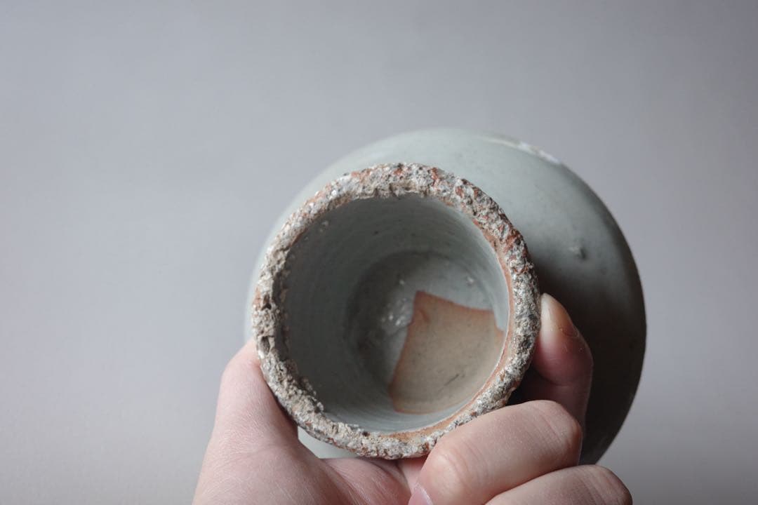 灰青釉 高台皿（磁器質）（李朝祭器系）