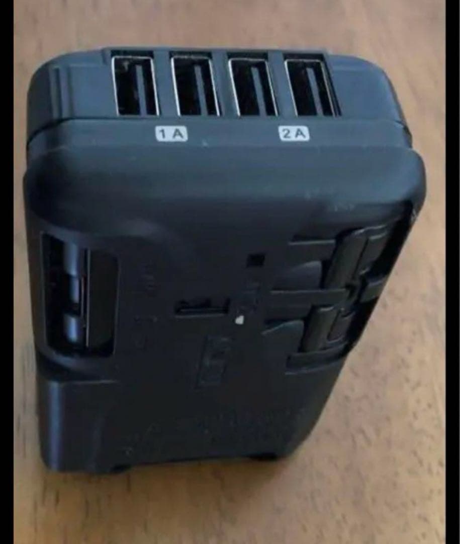 海外変換プラグ　TUMI トラベルアダプタ　150カ国対応USB 4 +電源も