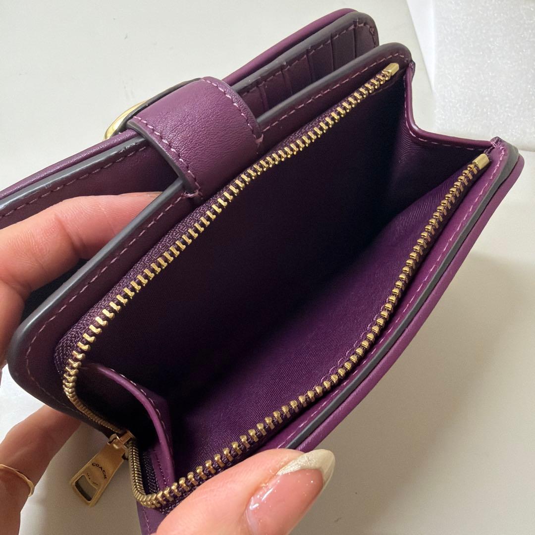 Cロゴ付きパープルレザー二つ折り財布　未使用品