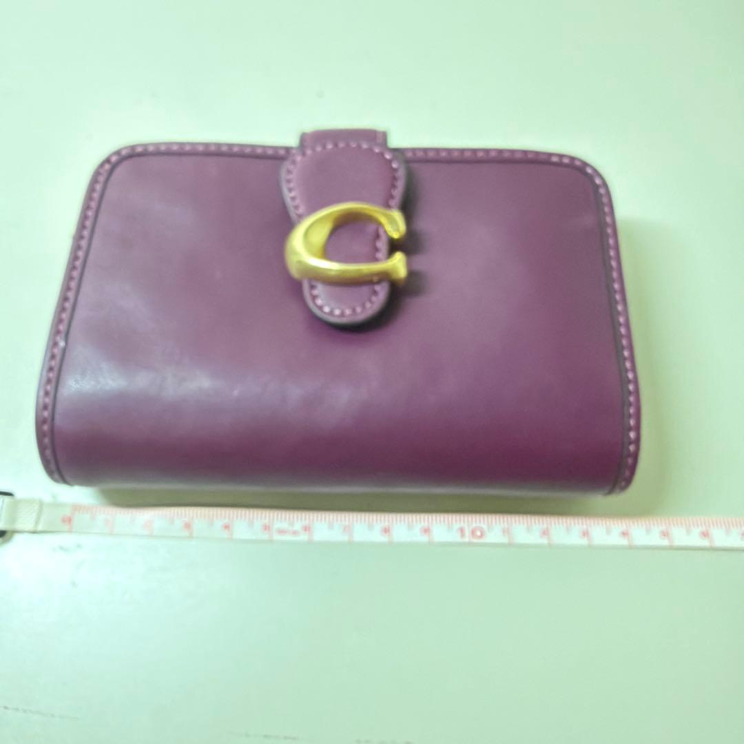 Cロゴ付きパープルレザー二つ折り財布　未使用品