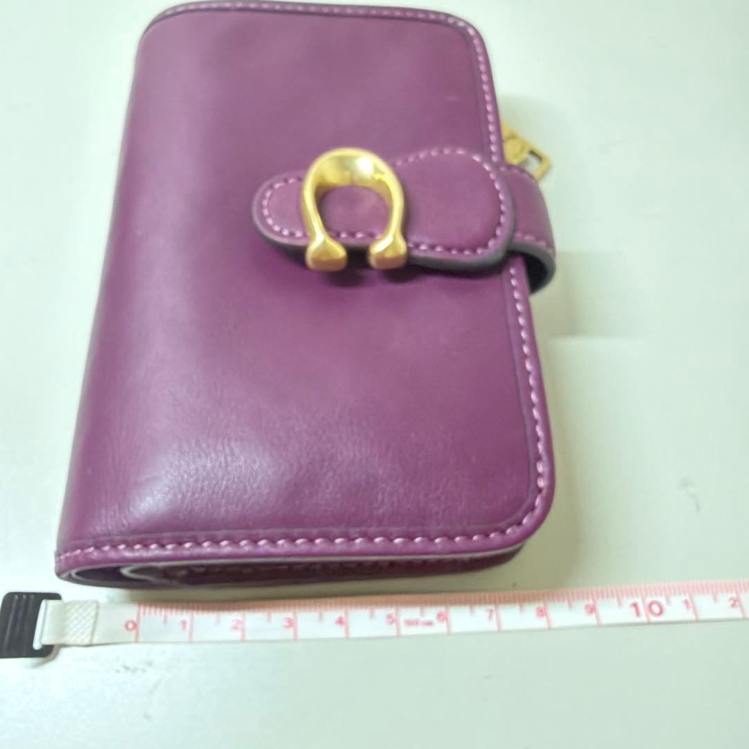 Cロゴ付きパープルレザー二つ折り財布　未使用品