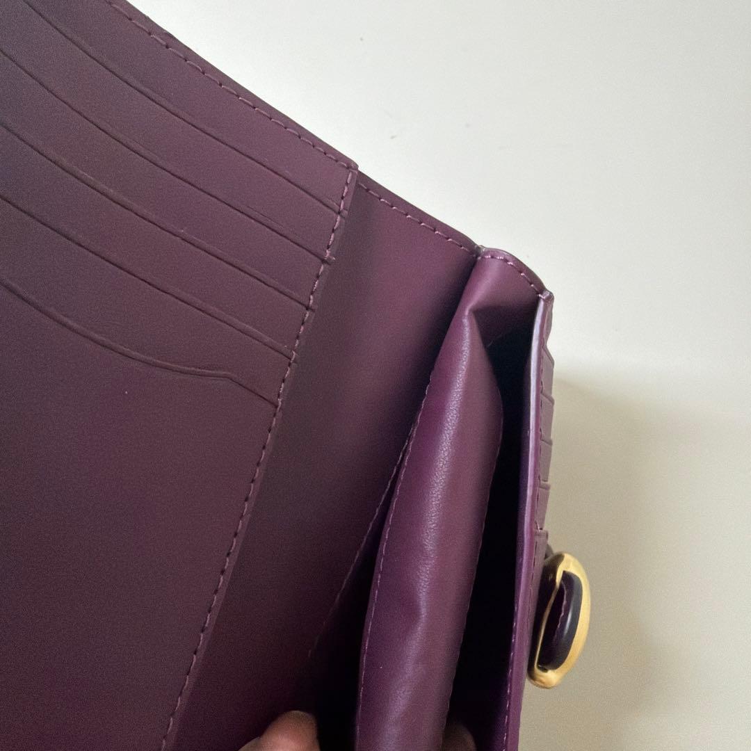 Cロゴ付きパープルレザー二つ折り財布　未使用品