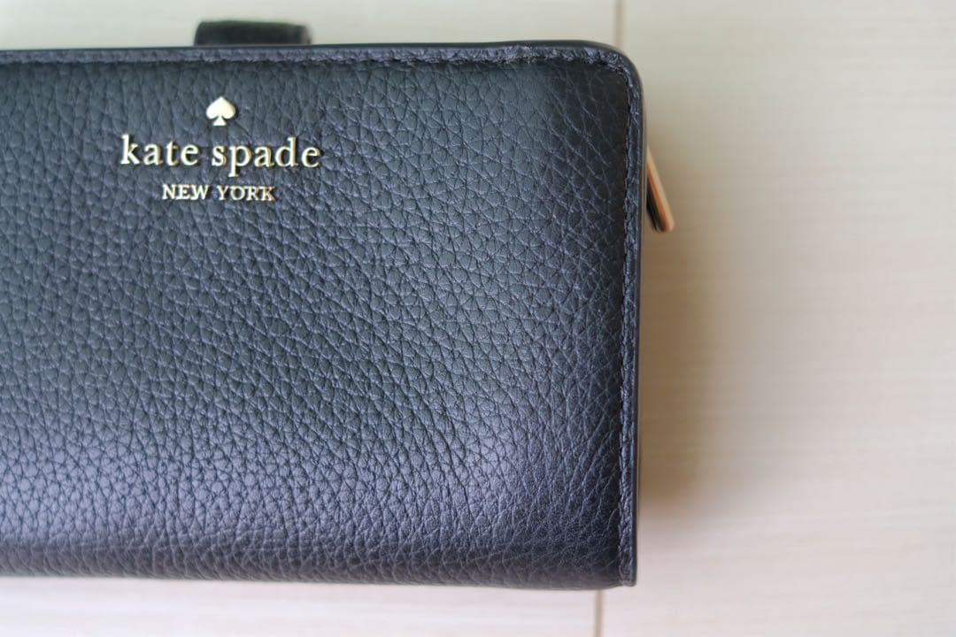 新品　kate spade ブラック 二つ折り財布　レザー