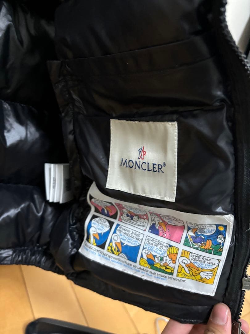 MONCLER ブラック ダウンベスト フード付き