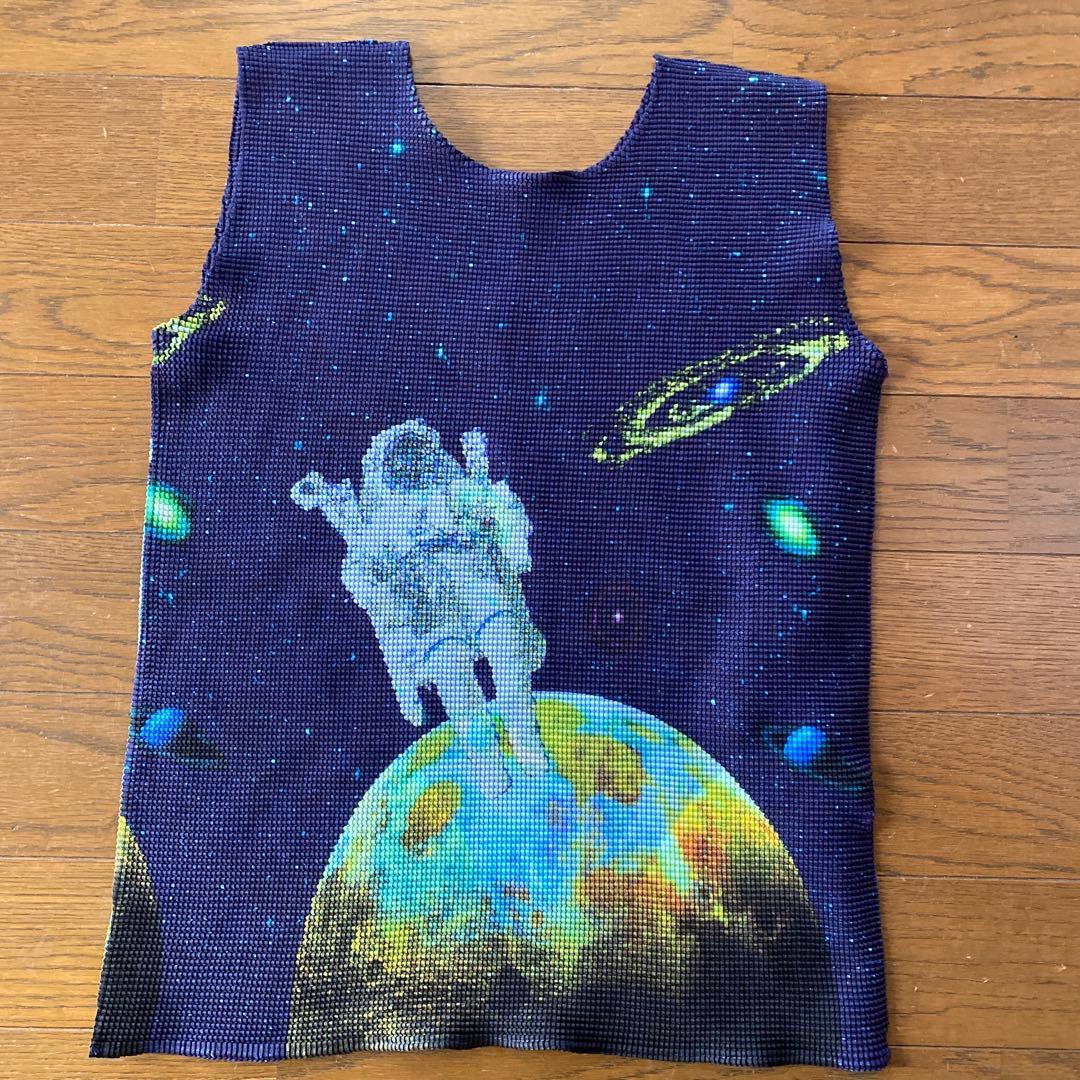 ミーイッセイミヤケ　限定商品　宇宙トップス　Tシャツ