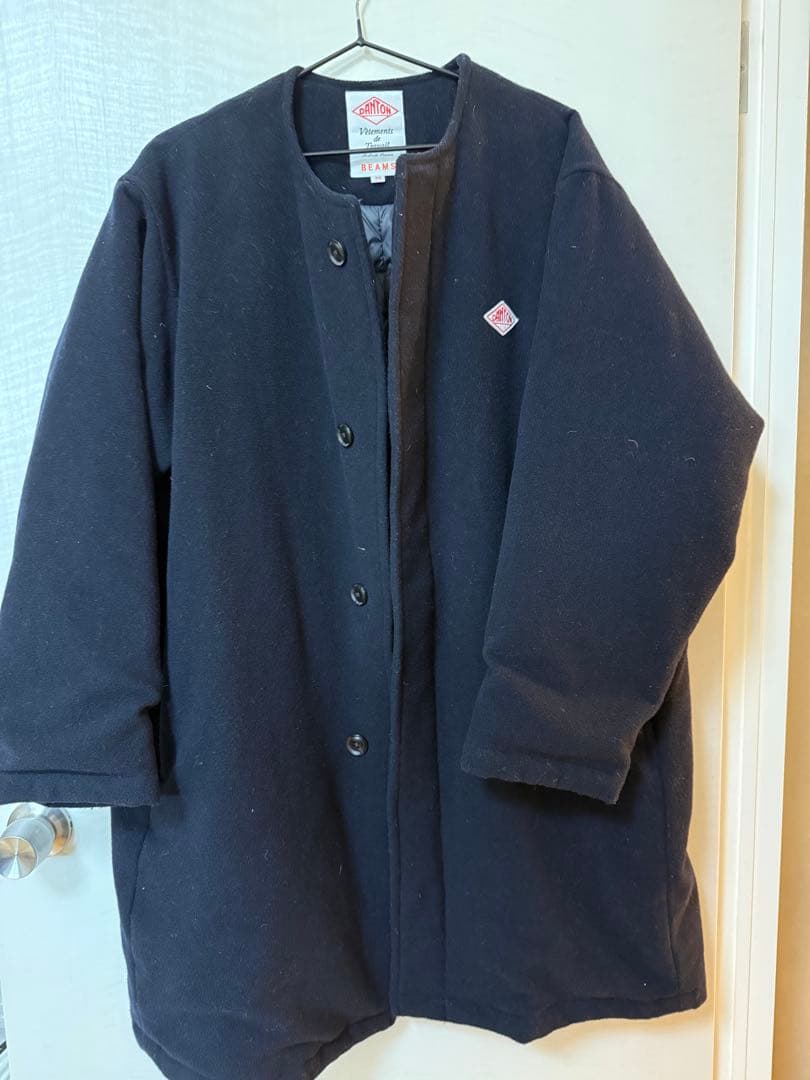 DANTON × Ray BEAMS / 別注 モッサ ノーカラー ダウンコート