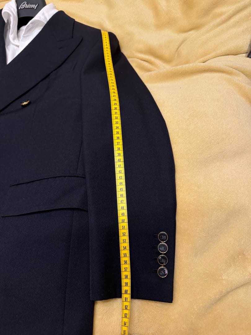 Brioni（ブリオーニ）のダブルブレスト・テーラードジャケットです