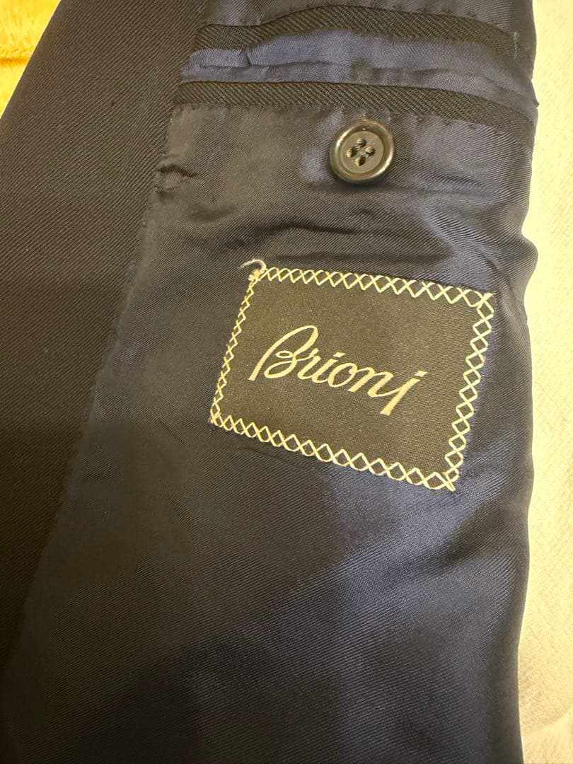 Brioni（ブリオーニ）のダブルブレスト・テーラードジャケットです