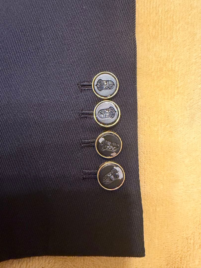 Brioni（ブリオーニ）のダブルブレスト・テーラードジャケットです