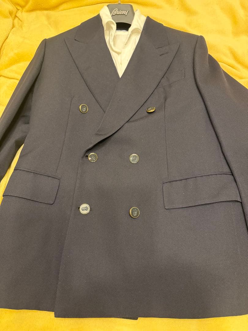 Brioni（ブリオーニ）のダブルブレスト・テーラードジャケットです