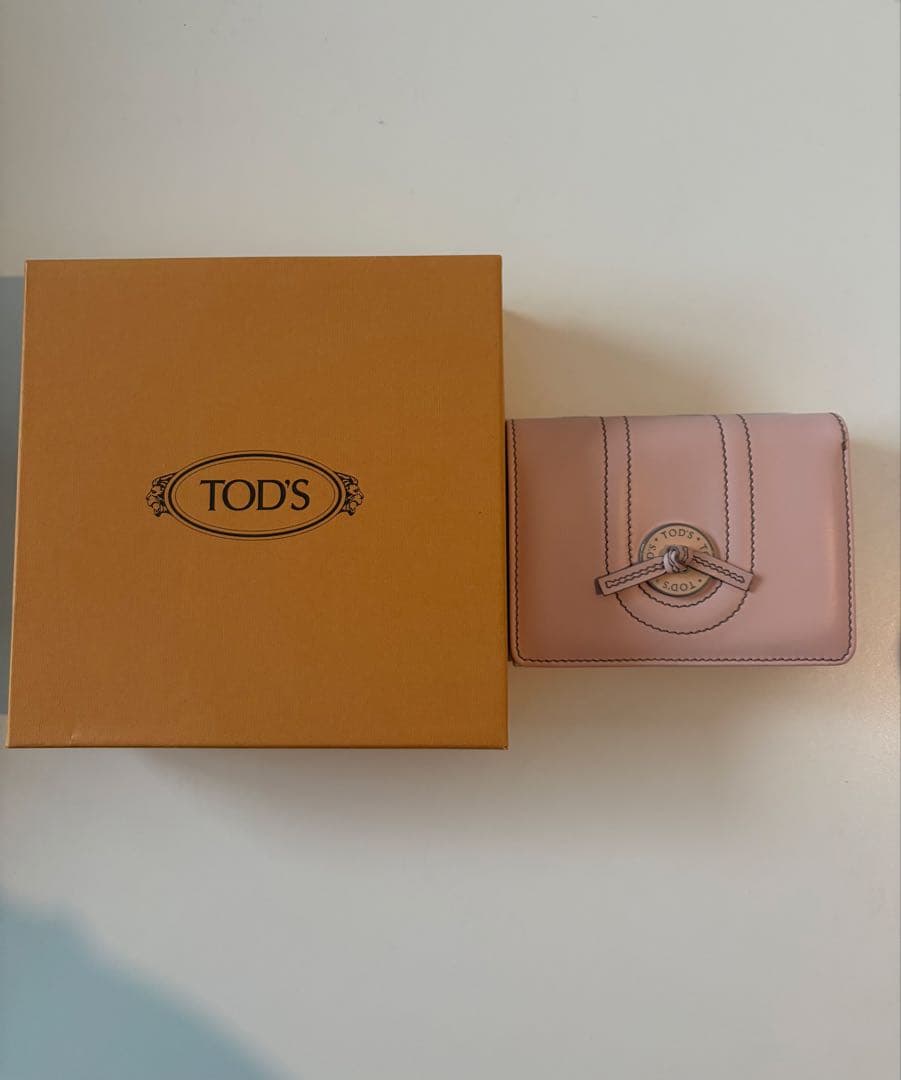 TOD'S ピンク 二つ折り財布 箱付き
