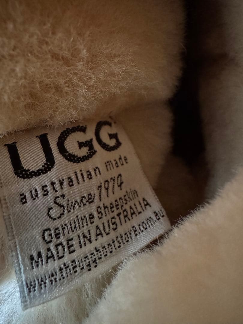 UGG ヒョウ柄アクセント ベージュムートンブーツ