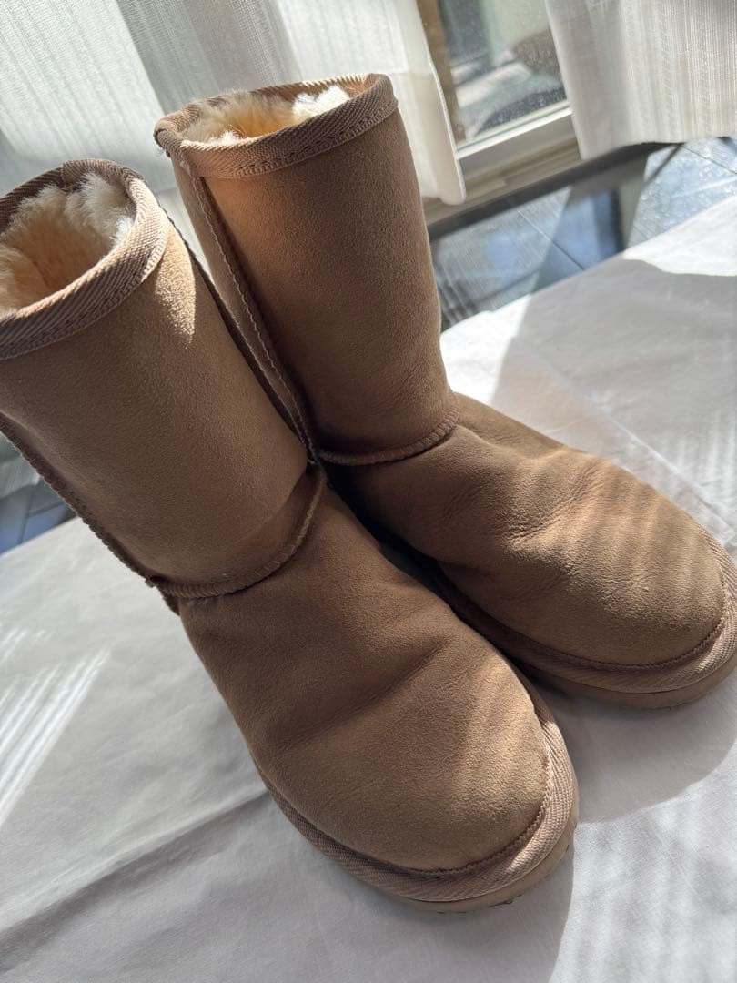 UGG ヒョウ柄アクセント ベージュムートンブーツ