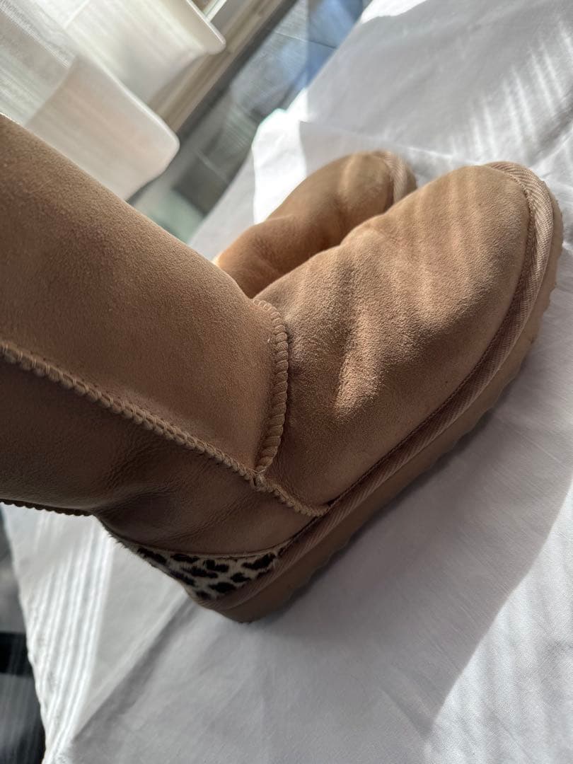 UGG ヒョウ柄アクセント ベージュムートンブーツ