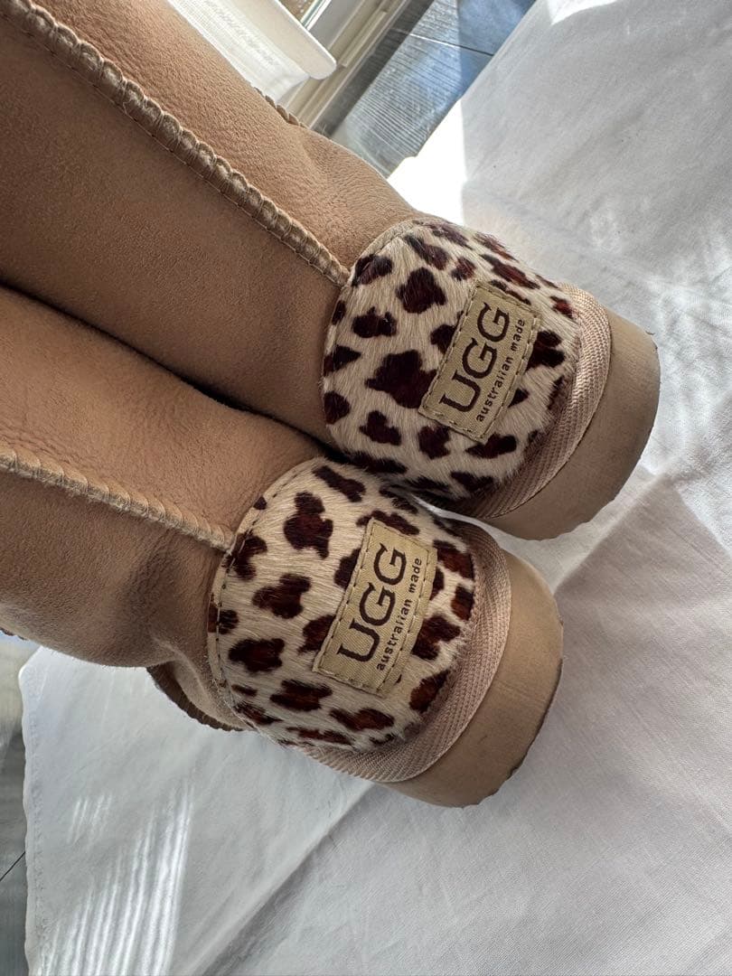 UGG ヒョウ柄アクセント ベージュムートンブーツ