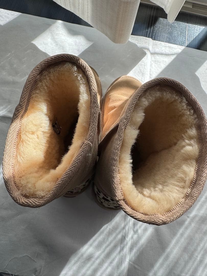 UGG ヒョウ柄アクセント ベージュムートンブーツ