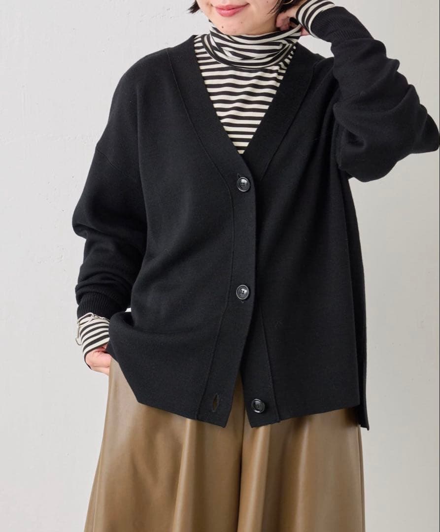 【美品】定価2.3万✴︎BEARDSLEY スムースVネックカーディガン　ブラック
