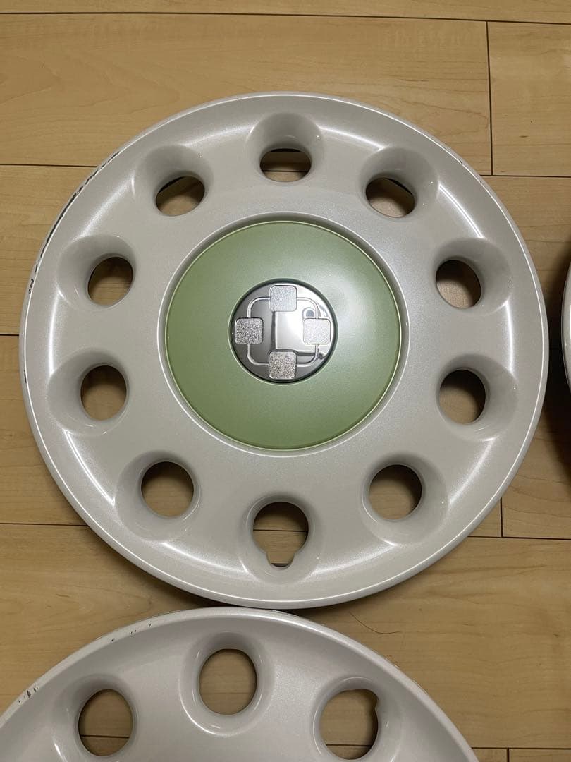 希少　ダイハツムーヴ　コンテ　ホイールキャップ　キャンバス　白/緑