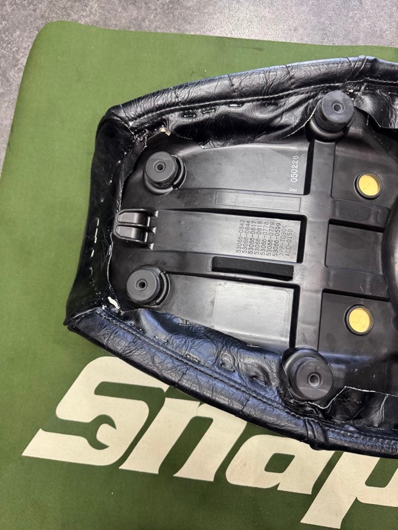 Z900RS 純正シート張り替えカスタムシート　タックロール