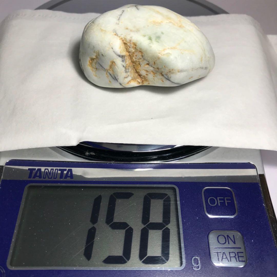 糸魚川翡翠原石【海岸・糸巻き】158g