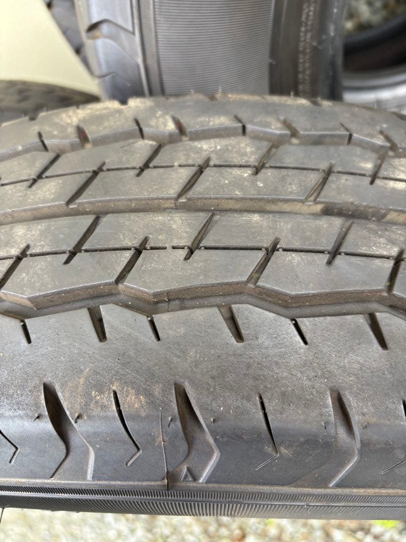 商談中！ハイエース195/80R15 107/105N LTバリ溝4本セット