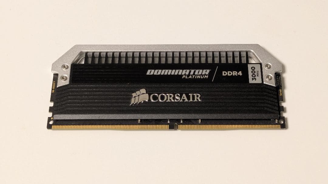 メモリー Corsair DominatorPlatinum DDR4-3000 16GB