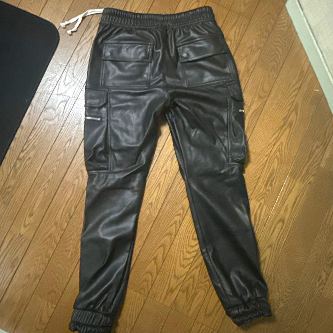 Janpari Leather cargo pants平本蓮着用