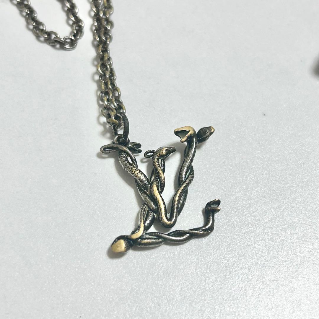 Louis Vuitton Vロゴ ネックレス
