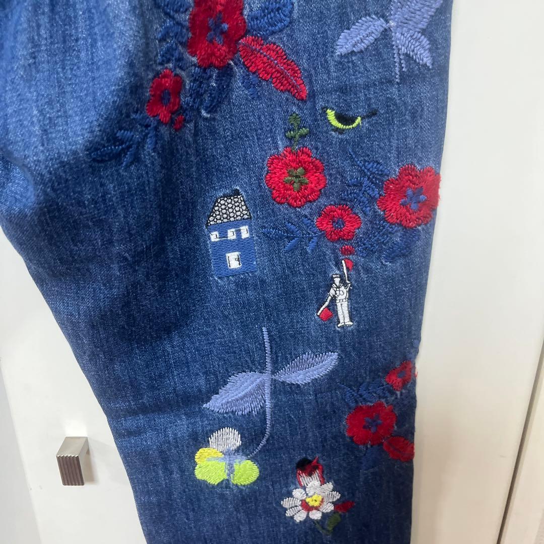 刺繍入りデニムパンツ