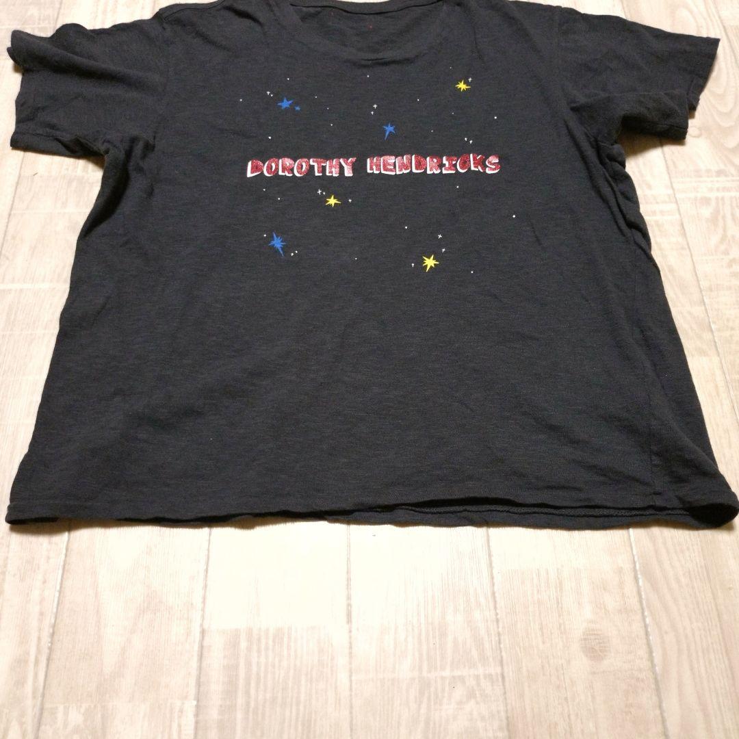 小泉今日子着用dorothy hendricksドロシーヘンドリックスTシャツ