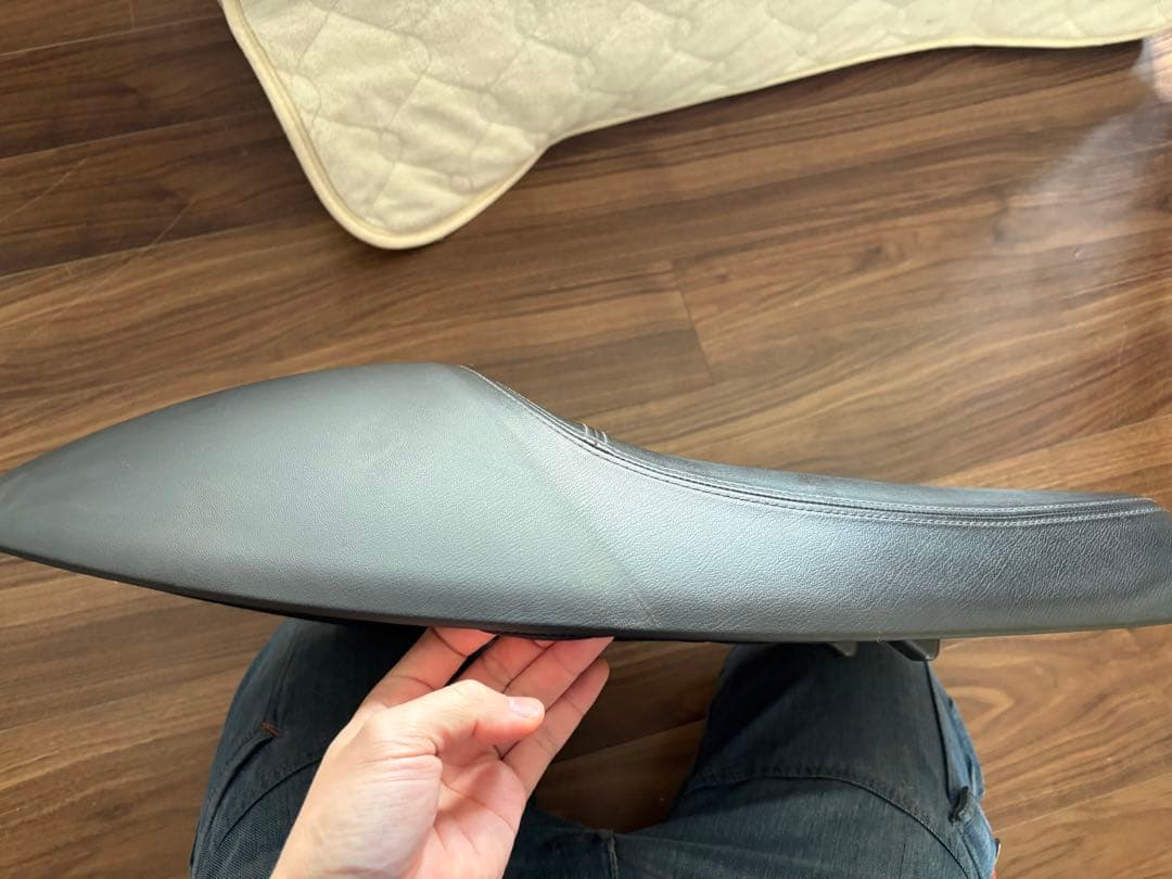 トライアンフ スラクストン 純正シート