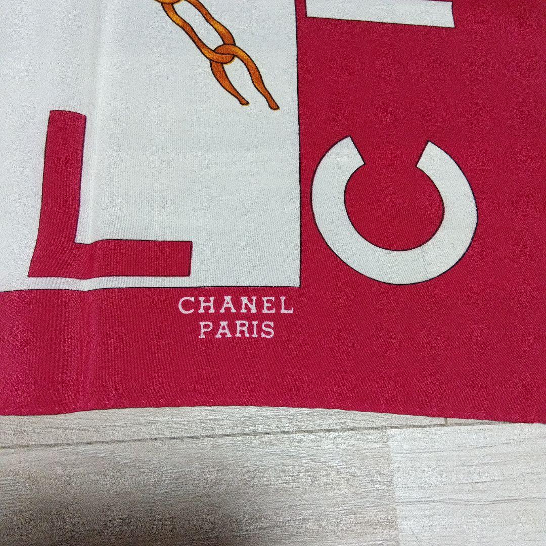 CHANEL 赤 スカーフ 帽子とネックレスデザイン