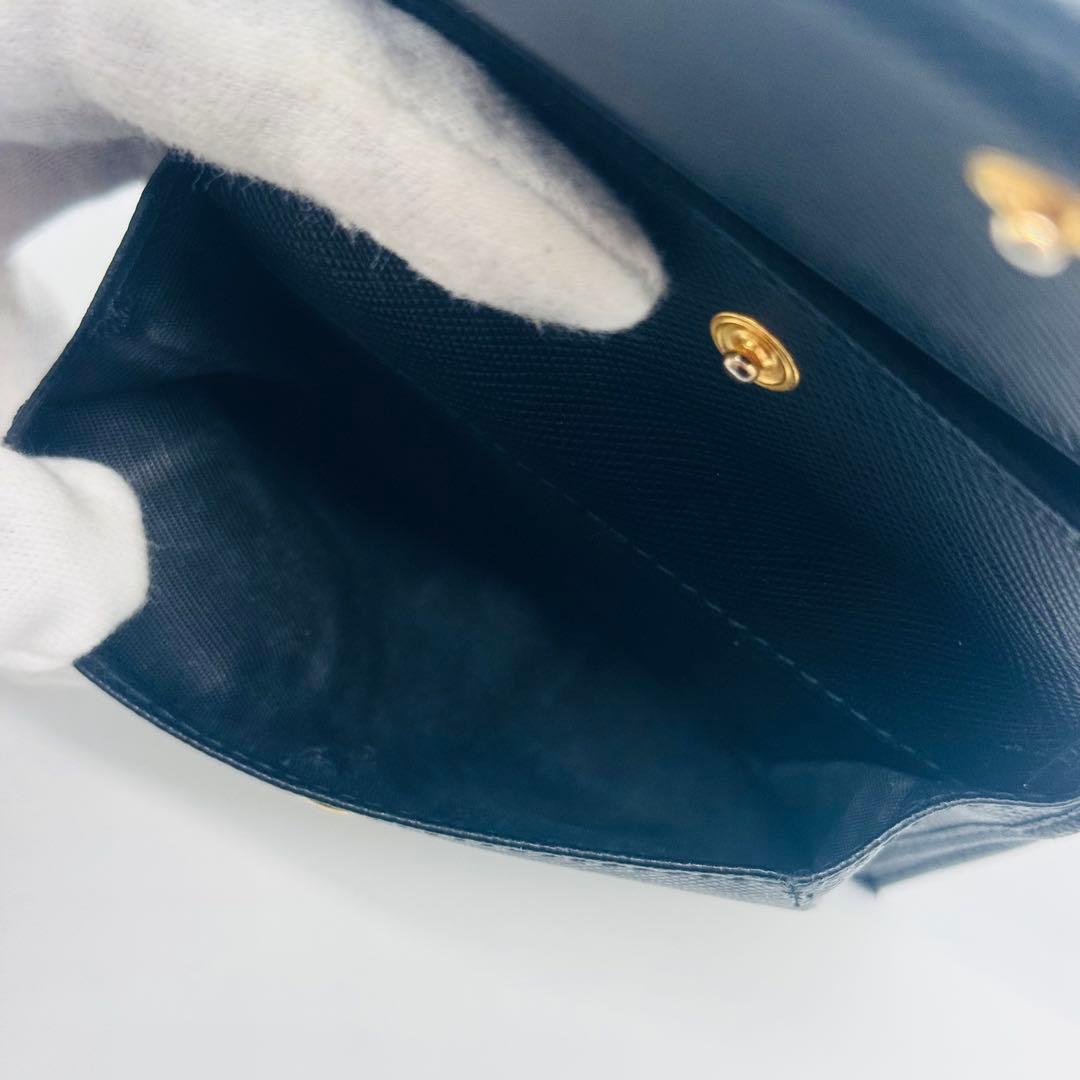 希少✨プラダ ２つ折り財布 サフィアーノレザー ロゴ金具 ブラック 黒